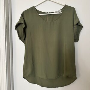 O live & Oak casual simple olive green short sleeve blouse zipper back size L